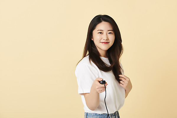 포토 JPG 스튜디오촬영 여자 스튜디오 실내 한명 미소 들기 상반신 20대 성인 옆모습 한국인 리모컨 셀프카메라 노란배경 사진관 성인여자한명만 셀프스튜디오 국내포토 1 뷰포인트 백그라운드 모션 표정 사람 동양인 청년 내부 노란색 사진촬영 여자한명만 성인여자만 파일형식