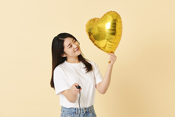 포토 JPG 스튜디오촬영 응시 여자 스튜디오 실내 한명 미소 들기 상반신 20대 성인 앞모습 한국인 리모컨 셀프카메라 하트풍선 노란배경 사진관 성인여자한명만 셀프스튜디오 국내포토 1 시선 뷰포인트 백그라운드 모션 표정 사람 동양인 청년 내부 노란색 사진촬영 하트 풍선 여자한명만 성인여자만 파일형식