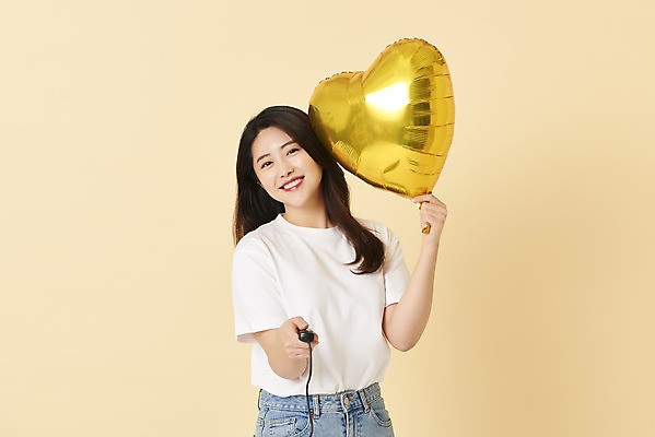포토 JPG 스튜디오촬영 여자 스튜디오 실내 한명 미소 들기 상반신 20대 성인 앞모습 한국인 리모컨 셀프카메라 하트풍선 노란배경 사진관 성인여자한명만 셀프스튜디오 국내포토 1 뷰포인트 백그라운드 모션 표정 사람 동양인 청년 내부 노란색 사진촬영 하트 풍선 여자한명만 성인여자만 파일형식