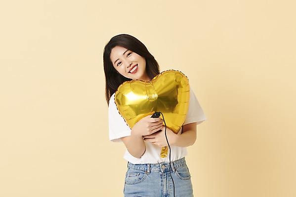 포토 JPG 스튜디오촬영 여자 안기 스튜디오 실내 한명 미소 들기 상반신 20대 성인 앞모습 한국인 리모컨 셀프카메라 하트풍선 노란배경 사진관 성인여자한명만 셀프스튜디오 국내포토 1 뷰포인트 백그라운드 모션 표정 사람 동양인 청년 내부 노란색 사진촬영 하트 풍선 여자한명만 성인여자만 파일형식