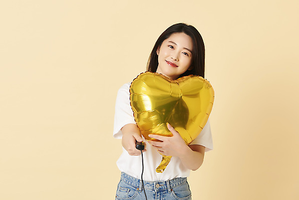 포토 JPG 스튜디오촬영 여자 안기 스튜디오 실내 한명 미소 들기 상반신 20대 성인 앞모습 한국인 리모컨 셀프카메라 하트풍선 노란배경 사진관 성인여자한명만 셀프스튜디오 국내포토 1 뷰포인트 백그라운드 모션 표정 사람 동양인 청년 내부 노란색 사진촬영 하트 풍선 여자한명만 성인여자만 파일형식