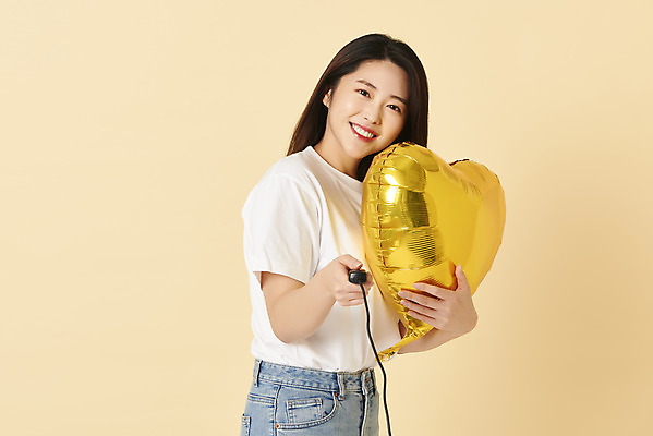 포토 JPG 스튜디오촬영 여자 안기 스튜디오 실내 한명 미소 들기 상반신 20대 성인 옆모습 한국인 리모컨 셀프카메라 하트풍선 노란배경 사진관 성인여자한명만 셀프스튜디오 국내포토 1 뷰포인트 백그라운드 모션 표정 사람 동양인 청년 내부 노란색 사진촬영 하트 풍선 여자한명만 성인여자만 파일형식