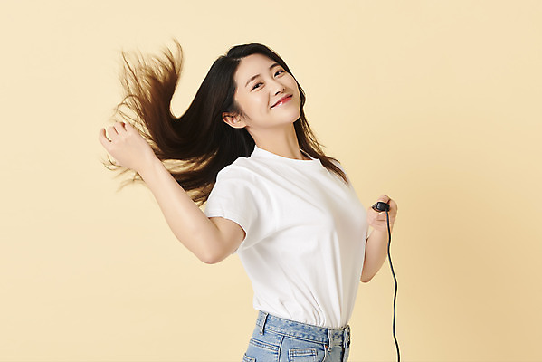 포토 JPG 스튜디오촬영 여자 포즈 스튜디오 날리기 실내 한명 미소 들기 손짓 상반신 20대 성인 옆모습 머리카락 한국인 리모컨 셀프카메라 노란배경 사진관 성인여자한명만 셀프스튜디오 국내포토 1 뷰포인트 백그라운드 모션 표정 사람 동양인 청년 내부 노란색 머리 사진촬영 여자한명만 성인여자만 파일형식