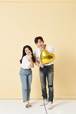 포토 JPG 스튜디오촬영 전신 커플 여자 남자 스튜디오 실내 서기 미소 들기 손짓 20대 성인 두명 앞모습 옆모습 30대 팔짱 한국인 하트 리모컨 셀프카메라 풍선 노란배경 사진관 성인만 셀프스튜디오 국내포토 모양 뷰포인트 백그라운드 관계 모션 표정 사람 동양인 청년 내부 장년 노란색 사진촬영 파일형식