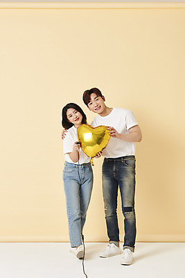 포토 JPG 스튜디오촬영 전신 커플 여자 남자 스튜디오 실내 서기 미소 들기 20대 성인 두명 앞모습 30대 한국인 하트 리모컨 셀프카메라 풍선 노란배경 사진관 성인만 어깨에손 셀프스튜디오 국내포토 모양 뷰포인트 백그라운드 관계 모션 표정 사람 동양인 청년 내부 장년 노란색 사진촬영 파일형식