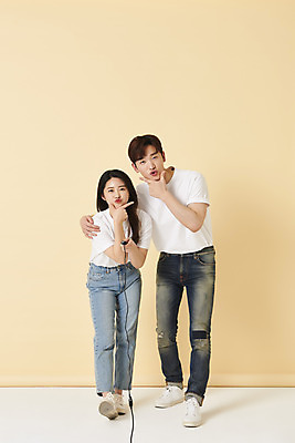 포토 JPG 스튜디오촬영 전신 커플 여자 남자 스튜디오 실내 서기 미소 들기 손짓 20대 성인 두명 앞모습 30대 한국인 리모컨 셀프카메라 입내밀기 노란배경 사진관 성인만 어깨에손 셀프스튜디오 국내포토 뷰포인트 백그라운드 관계 모션 표정 사람 동양인 청년 내부 장년 노란색 사진촬영 파일형식