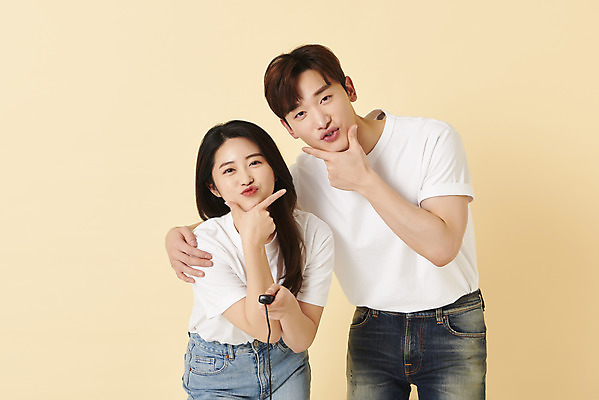 포토 JPG 스튜디오촬영 커플 여자 남자 스튜디오 실내 서기 미소 들기 손짓 상반신 20대 성인 두명 앞모습 30대 한국인 리모컨 셀프카메라 브이 입내밀기 노란배경 사진관 성인만 어깨에손 셀프스튜디오 국내포토 뷰포인트 백그라운드 관계 모션 표정 사람 동양인 청년 내부 장년 노란색 사진촬영 파일형식