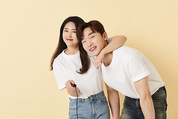 포토 JPG 스튜디오촬영 커플 여자 남자 스튜디오 실내 허리숙이기 미소 들기 상반신 20대 성인 두명 앞모습 30대 한국인 리모컨 셀프카메라 감싸기 노란배경 사진관 성인만 셀프스튜디오 국내포토 뷰포인트 백그라운드 관계 모션 표정 숙이기 사람 동양인 청년 내부 장년 노란색 사진촬영 파일형식