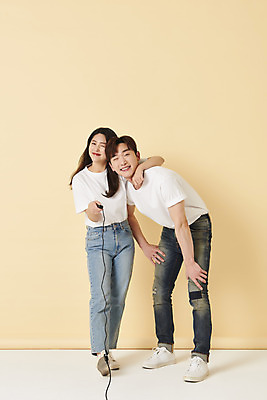 포토 JPG 스튜디오촬영 전신 커플 여자 남자 스튜디오 실내 허리숙이기 윙크 서기 미소 들기 20대 성인 두명 앞모습 30대 한국인 리모컨 셀프카메라 감싸기 노란배경 사진관 성인만 셀프스튜디오 국내포토 뷰포인트 백그라운드 관계 모션 표정 숙이기 사람 동양인 청년 내부 장년 노란색 사진촬영 파일형식