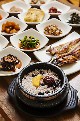 포토 JPG 접시 한식 반찬 실내 사람없음 아웃포커스 상차림 전라남도 생선구이 한정식 돌솥밥 보성 국내포토 식기 음식 밥 촬영기법 내부 전라도 구이 생선요리 정식 파일형식