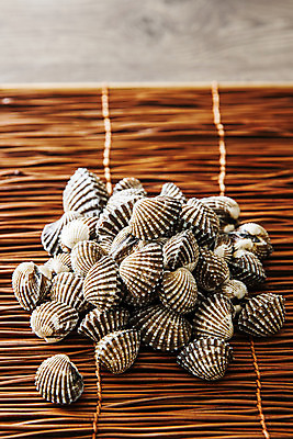 포토 JPG 식재료 실내 사람없음 쌓기 전라남도 꼬막 나무발 벌교 보성 벌교꼬막 국내포토 모션 어패류 내부 전라도 특산물 파일형식