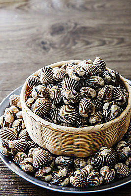 포토 JPG 식재료 실내 사람없음 쌓기 소쿠리 전라남도 담기 꼬막 벌교 보성 벌교꼬막 나무배경 국내포토 백그라운드 모션 어패류 내부 바구니 전라도 특산물 파일형식