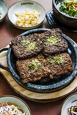 포토 JPG 그릇 음식 실내 사람없음 아웃포커스 전라남도 철판 떡갈비 보성 국내포토 식기 촬영기법 내부 전라도 파일형식