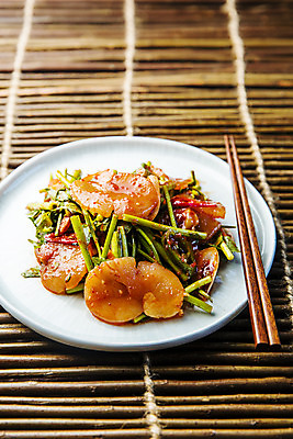 포토 JPG 그릇 젓가락 실내 사람없음 전라남도 특산물 무침 나무발 키조개 장흥 국내포토 식기 음식 조개 수저 내부 전라도 경상북도 파일형식