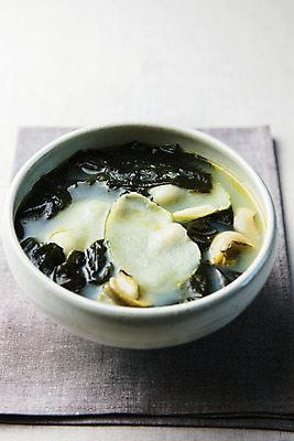 포토 JPG 그릇 실내 사람없음 식탁보 전라남도 흰배경 특산물 미역국 키조개 장흥 국내포토 식기 백그라운드 조개 내부 흰색 전라도 경상북도 국 파일형식