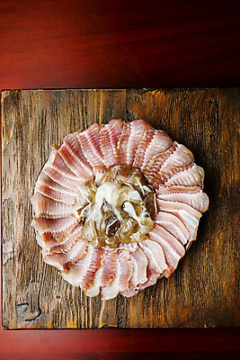 포토 JPG 실내 사람없음 하이앵글 전라남도 해산물 나무받침 나무탁자 목포 홍어 홍어회 나무배경 국내포토 뷰포인트 백그라운드 탁자 어류 내부 목재 회 전라도 받침대 파일형식