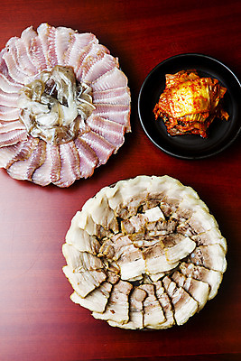 포토 JPG 접시 김치 실내 사람없음 하이앵글 전라남도 해산물 나무탁자 목포 삼합 수육 홍어 홍어삼합 홍어회 나무배경 국내포토 식기 한식 음식 뷰포인트 백그라운드 탁자 어류 내부 회 전라도 파일형식