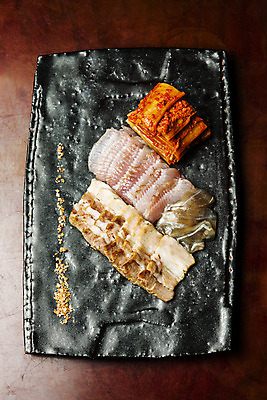 포토 JPG 접시 김치 실내 사람없음 하이앵글 전라남도 목포 수육 홍어 홍어삼합 홍어회 국내포토 식기 한식 뷰포인트 어류 내부 회 전라도 삼합 파일형식