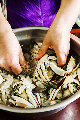 포토 JPG 손 실내 신체부위 꽃게 잡기 전라남도 재료손질 해산물 간장게장 목포 양은그릇 국내포토 그릇 모션 사람 내부 게 전라도 손질 게장 파일형식