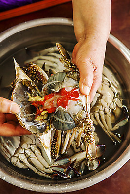 포토 JPG 손 실내 들기 신체부위 하이앵글 꽃게 오픈 전라남도 재료손질 해산물 간장게장 목포 양은그릇 국내포토 그릇 뷰포인트 모션 사람 내부 게 전라도 손질 게장 파일형식