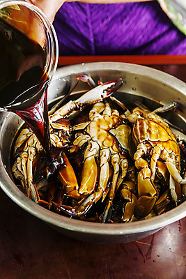 포토 JPG 손 실내 요리 신체부위 꽃게 붓기 전라남도 해산물 간장 간장게장 목포 양은그릇 국내포토 그릇 모션 사람 내부 게 양념 전라도 게장 파일형식