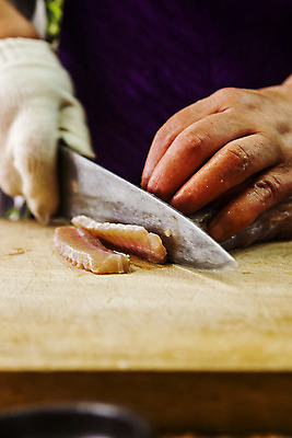 포토 JPG 손 실내 아웃포커스 신체부위 칼 자르기 전라남도 나무도마 목포 홍어 홍어회 국내포토 모션 도마 촬영기법 어류 사람 내부 목재 회 전라도 파일형식
