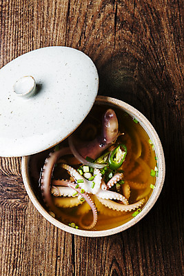 포토 JPG 실내 사람없음 하이앵글 뚜껑 사기그릇 전라남도 해산물 목포 세발낙지 연포탕 국내포토 그릇 뷰포인트 내부 전라도 탕 낙지 파일형식