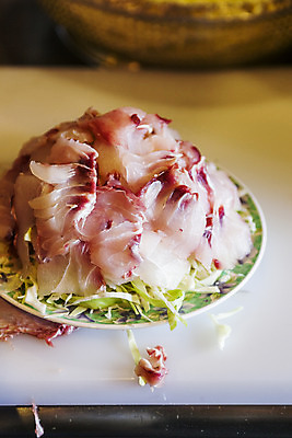 포토 JPG 접시 도마 실내 어류 사람없음 아웃포커스 전라남도 해산물 담기 특산물 목포 민어 민어회 국내포토 식기 모션 주방용품 촬영기법 내부 수중동물 회 전라도 파일형식