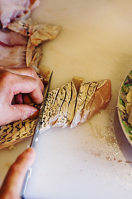 포토 JPG 손 도마 실내 신체부위 잡기 칼 자르기 전라남도 재료손질 해산물 목포 민어회 국내포토 모션 주방용품 사람 내부 회 전라도 손질 파일형식