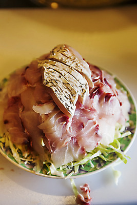 포토 JPG 접시 도마 실내 어류 사람없음 아웃포커스 쌓기 전라남도 해산물 담기 특산물 목포 민어 민어회 국내포토 식기 모션 주방용품 촬영기법 내부 수중동물 회 전라도 파일형식