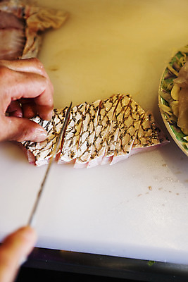 포토 JPG 손 도마 실내 어류 신체부위 자르기 전라남도 재료손질 해산물 특산물 목포 민어 민어회 국내포토 모션 주방용품 사람 내부 수중동물 회 전라도 손질 파일형식