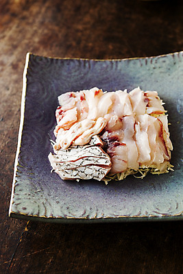 포토 JPG 접시 실내 어류 사람없음 전라남도 해산물 담기 특산물 목포 민어 민어회 나무배경 국내포토 식기 백그라운드 모션 내부 수중동물 회 전라도 파일형식