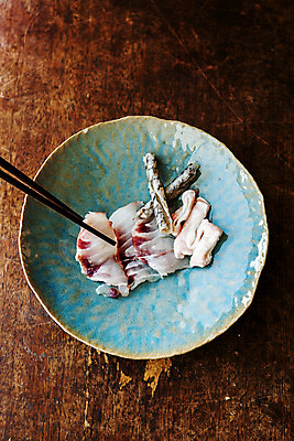 포토 JPG 접시 젓가락 실내 어류 사람없음 하이앵글 껍질 전라남도 해산물 특산물 나무탁자 목포 민어 민어회 나무배경 국내포토 식기 뷰포인트 백그라운드 탁자 수저 내부 수중동물 회 전라도 파일형식