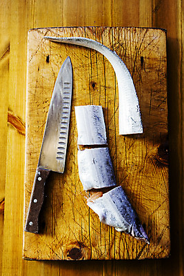 포토 JPG 실내 사람없음 하이앵글 칼 전라남도 재료손질 토막 갈치 나무도마 목포 나무배경 국내포토 뷰포인트 백그라운드 도마 어류 내부 목재 전라도 손질 파일형식