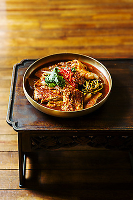 포토 JPG 음식 실내 사람없음 전라남도 갈치조림 나무탁자 목포 양은그릇 나무배경 국내포토 그릇 백그라운드 탁자 내부 전라도 조림 파일형식