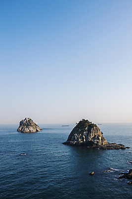 포토 JPG 주간 바다 하늘 풍경 사람없음 야외 바위 부산 오륙도 국내포토 자연요소 섬 한국 돌_바위 파일형식