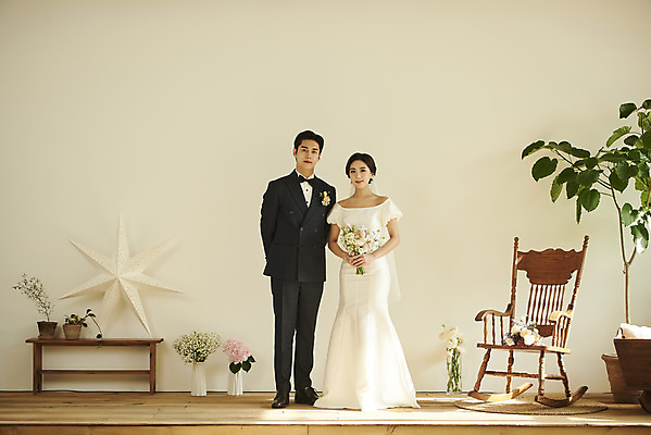 포토 JPG 스튜디오촬영 전신 커플 여자 남자 꽃 행복 부케 웨딩드레스 결혼 실내 서기 미소 들기 정장 턱시도 20대 성인 두명 앞모습 한국인 뒷짐 흔들의자 설레임 신랑신부 성인만 웨딩촬영 스몰웨딩 국내포토 식물 드레스 옷 감정 신부_웨딩 뷰포인트 꽃다발 신랑 의자 관계 모션 표정 사람 동양인 이벤트 청년 내부 기념사진 파일형식