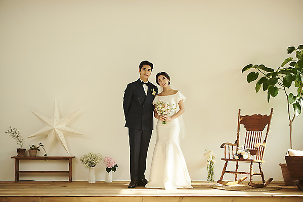 포토 JPG 스튜디오촬영 전신 커플 여자 남자 꽃 행복 부케 웨딩드레스 결혼 실내 서기 미소 들기 정장 턱시도 20대 성인 두명 앞모습 한국인 뒷짐 흔들의자 설레임 신랑신부 성인만 웨딩촬영 스몰웨딩 국내포토 식물 드레스 옷 감정 신부_웨딩 뷰포인트 꽃다발 신랑 의자 관계 모션 표정 사람 동양인 이벤트 청년 내부 기념사진 파일형식