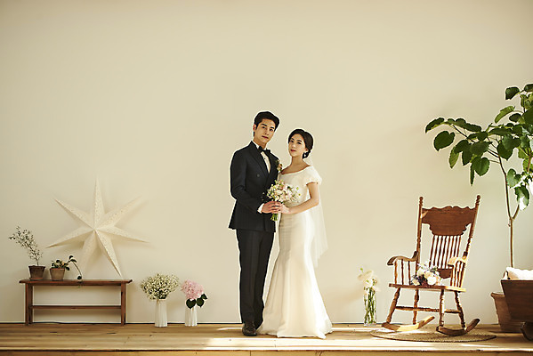 포토 JPG 스튜디오촬영 전신 커플 여자 남자 꽃 행복 부케 웨딩드레스 결혼 실내 서기 미소 들기 정장 턱시도 20대 성인 두명 앞모습 한국인 흔들의자 설레임 신랑신부 성인만 웨딩촬영 스몰웨딩 국내포토 식물 드레스 옷 감정 신부_웨딩 뷰포인트 꽃다발 신랑 의자 관계 모션 표정 사람 동양인 이벤트 청년 내부 기념사진 파일형식