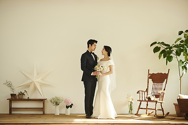 포토 JPG 스튜디오촬영 전신 커플 여자 남자 꽃 행복 부케 웨딩드레스 결혼 실내 서기 미소 들기 정장 턱시도 20대 성인 두명 앞모습 옆모습 마주보기 한국인 흔들의자 설레임 신랑신부 성인만 웨딩촬영 스몰웨딩 국내포토 식물 드레스 옷 감정 신부_웨딩 뷰포인트 꽃다발 신랑 의자 관계 모션 표정 사람 동양인 이벤트 청년 내부 기념사진 파일형식