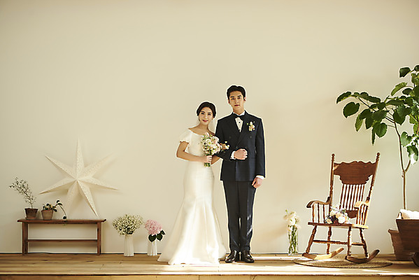 포토 JPG 스튜디오촬영 전신 커플 여자 남자 꽃 행복 부케 웨딩드레스 결혼 실내 서기 미소 들기 정장 턱시도 20대 성인 두명 앞모습 팔짱 한국인 흔들의자 설레임 신랑신부 성인만 웨딩촬영 스몰웨딩 국내포토 식물 드레스 옷 감정 신부_웨딩 뷰포인트 꽃다발 신랑 의자 관계 모션 표정 사람 동양인 이벤트 청년 내부 기념사진 파일형식