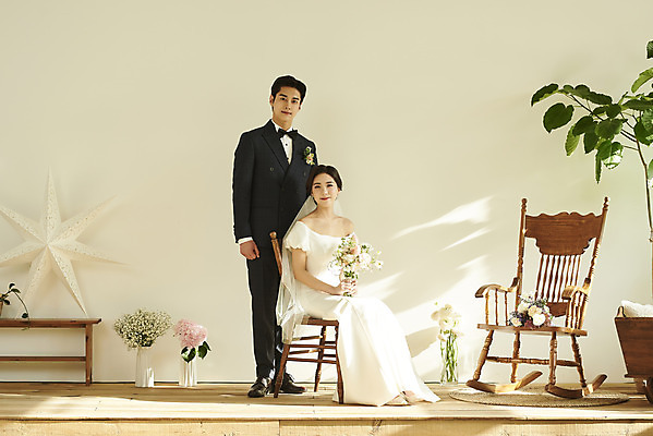 포토 JPG 스튜디오촬영 전신 커플 여자 남자 꽃 행복 부케 웨딩드레스 결혼 의자 실내 서기 미소 들기 앉기 정장 턱시도 20대 성인 두명 앞모습 한국인 흔들의자 설레임 신랑신부 성인만 웨딩촬영 스몰웨딩 국내포토 식물 드레스 옷 감정 신부_웨딩 뷰포인트 꽃다발 가구 신랑 관계 모션 표정 사람 동양인 이벤트 청년 내부 기념사진 파일형식