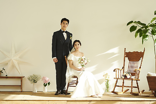 포토 JPG 스튜디오촬영 전신 커플 여자 남자 꽃 행복 부케 웨딩드레스 결혼 의자 실내 서기 미소 들기 앉기 정장 턱시도 20대 성인 두명 앞모습 한국인 흔들의자 설레임 신랑신부 성인만 웨딩촬영 스몰웨딩 국내포토 식물 드레스 옷 감정 신부_웨딩 뷰포인트 꽃다발 가구 신랑 관계 모션 표정 사람 동양인 이벤트 청년 내부 기념사진 파일형식