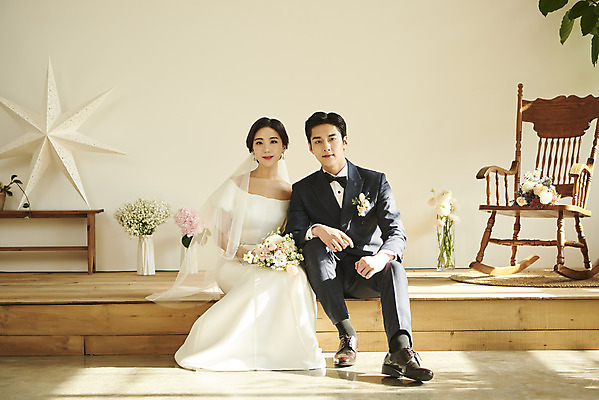 포토 JPG 스튜디오촬영 전신 커플 여자 남자 꽃 행복 부케 웨딩드레스 결혼 실내 미소 들기 앉기 정장 턱시도 20대 성인 두명 앞모습 한국인 흔들의자 설레임 신랑신부 성인만 웨딩촬영 스몰웨딩 국내포토 식물 드레스 옷 감정 신부_웨딩 뷰포인트 꽃다발 신랑 의자 관계 모션 표정 사람 동양인 이벤트 청년 내부 기념사진 파일형식