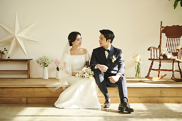 포토 JPG 스튜디오촬영 전신 커플 여자 남자 꽃 행복 부케 웨딩드레스 결혼 실내 미소 들기 앉기 정장 턱시도 20대 성인 두명 앞모습 마주보기 한국인 흔들의자 설레임 신랑신부 성인만 웨딩촬영 스몰웨딩 국내포토 식물 드레스 옷 감정 신부_웨딩 뷰포인트 꽃다발 신랑 의자 관계 모션 표정 사람 동양인 이벤트 청년 내부 기념사진 파일형식