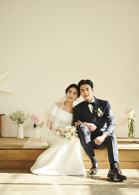 포토 JPG 스튜디오촬영 전신 커플 여자 남자 꽃 행복 부케 웨딩드레스 결혼 실내 미소 들기 앉기 정장 턱시도 20대 성인 두명 앞모습 팔짱 한국인 설레임 신랑신부 성인만 웨딩촬영 스몰웨딩 국내포토 식물 드레스 옷 감정 신부_웨딩 뷰포인트 꽃다발 신랑 관계 모션 표정 사람 동양인 이벤트 청년 내부 기념사진 파일형식