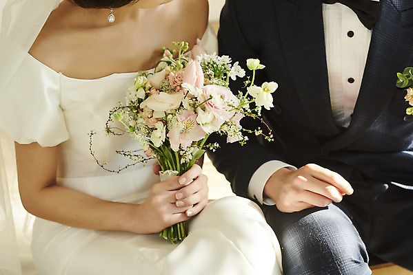 포토 JPG 스튜디오촬영 커플 여자 남자 꽃 행복 부케 웨딩드레스 결혼 실내 들기 앉기 정장 턱시도 근접촬영 상반신 20대 성인 두명 앞모습 한국인 설레임 신랑신부 성인만 웨딩촬영 스몰웨딩 국내포토 식물 드레스 옷 감정 신부_웨딩 뷰포인트 꽃다발 신랑 관계 모션 사람 동양인 이벤트 청년 내부 기념사진 파일형식