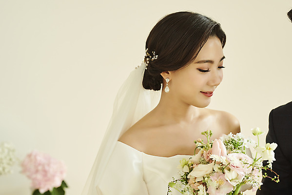 포토 JPG 스튜디오촬영 커플 여자 남자 꽃 행복 부케 웨딩드레스 결혼 실내 미소 상반신 20대 성인 두명 앞모습 눈감음 한국인 설레임 신랑신부 성인만 웨딩촬영 스몰웨딩 국내포토 식물 드레스 감정 신부_웨딩 뷰포인트 꽃다발 신랑 관계 모션 표정 사람 동양인 이벤트 청년 내부 기념사진 파일형식