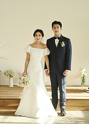 포토 JPG 스튜디오촬영 전신 커플 여자 남자 꽃 행복 부케 웨딩드레스 결혼 실내 서기 미소 들기 정장 턱시도 20대 성인 두명 앞모습 손잡기 한국인 설레임 신랑신부 성인만 웨딩촬영 스몰웨딩 국내포토 식물 드레스 옷 감정 신부_웨딩 뷰포인트 꽃다발 신랑 관계 모션 표정 사람 동양인 이벤트 청년 내부 기념사진 파일형식