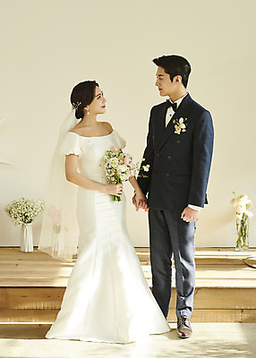 포토 JPG 스튜디오촬영 전신 커플 여자 남자 꽃 행복 부케 웨딩드레스 결혼 실내 서기 미소 들기 정장 턱시도 20대 성인 두명 앞모습 마주보기 손잡기 한국인 설레임 신랑신부 성인만 웨딩촬영 스몰웨딩 국내포토 식물 드레스 옷 감정 신부_웨딩 뷰포인트 꽃다발 신랑 관계 모션 표정 사람 동양인 이벤트 청년 내부 기념사진 파일형식